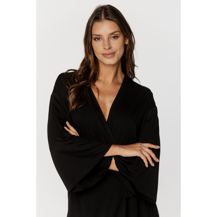 Hübsches Negligé mit Spitze an den langen, weiten Ärmeln