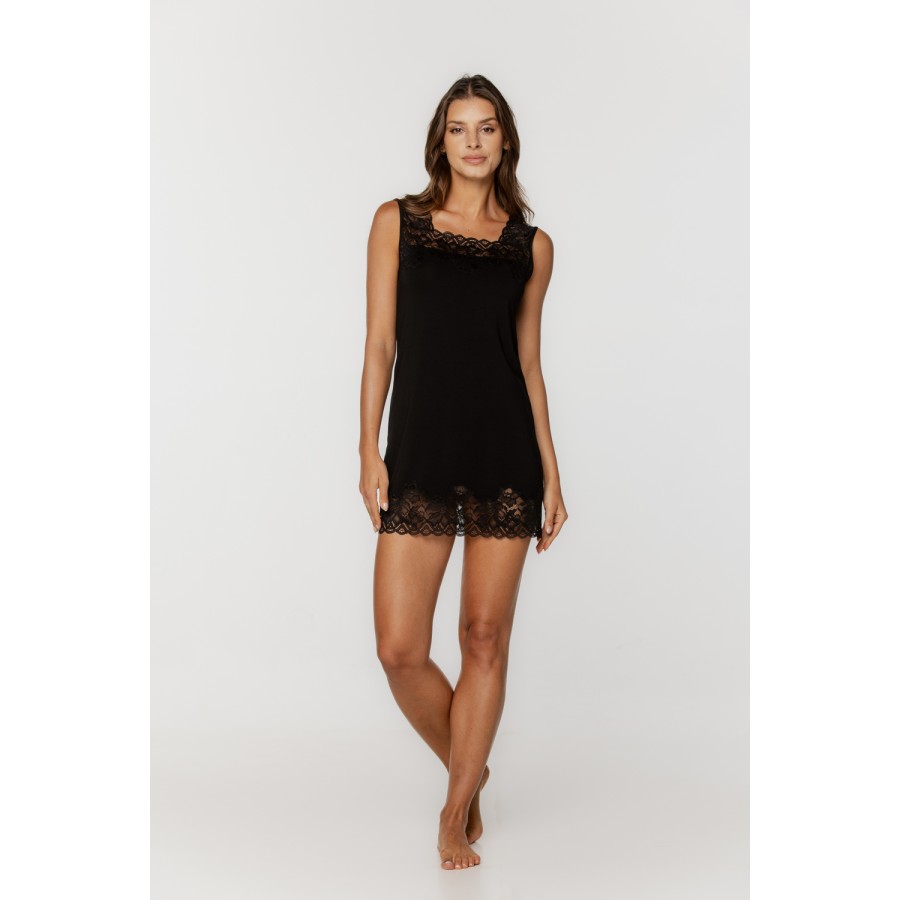 Sumptuous nightie with wide lace straps and hem