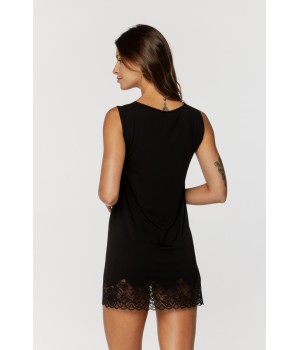 Sumptuous nightie with wide lace straps and hem