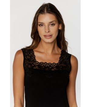 Sumptuous nightie with wide lace straps and hem
