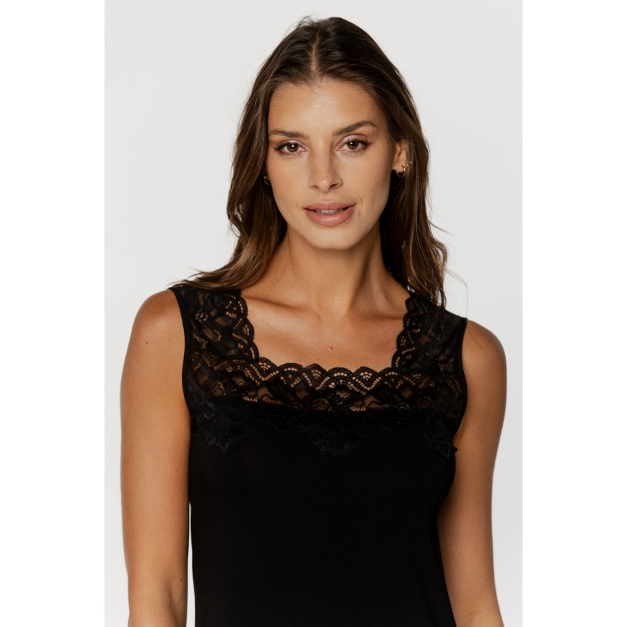 Sumptuous nightie with wide lace straps and hem