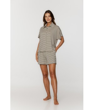 Conjunto de pijama a rayas con shorts y escote en pico