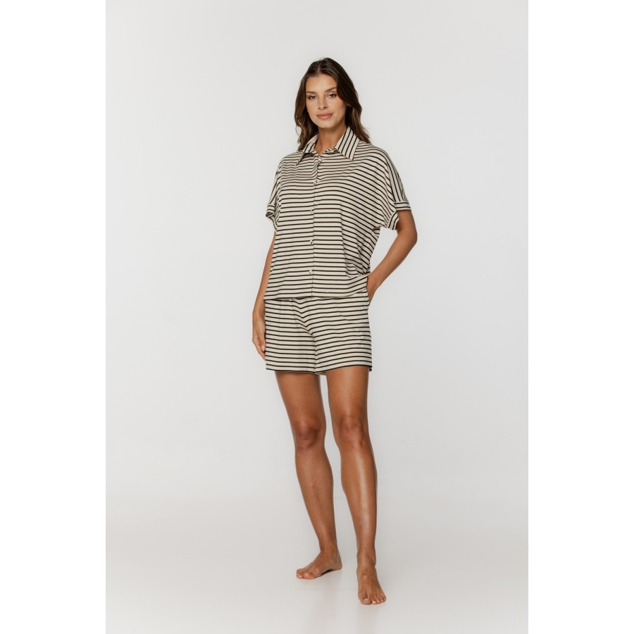 Conjunto de pijama a rayas con shorts y escote en pico