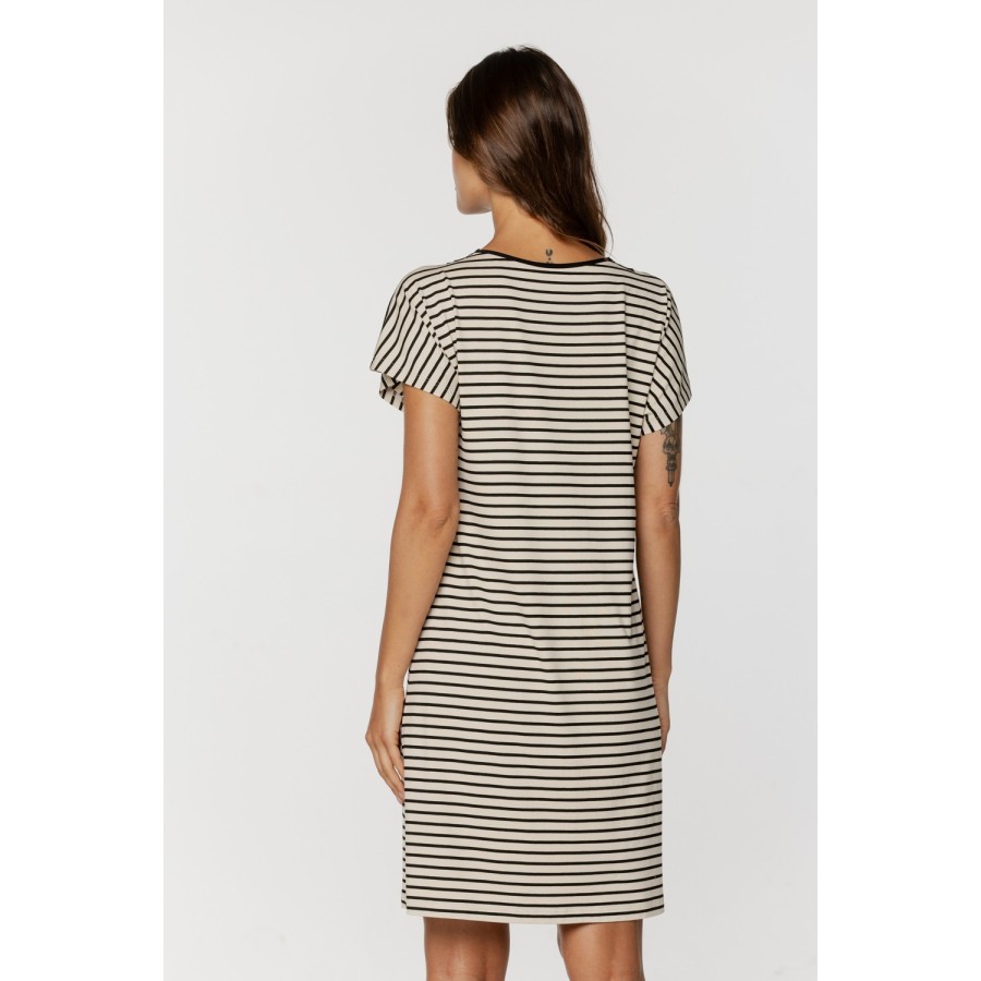 Vista posterior del camisón de rayas con caída amplia