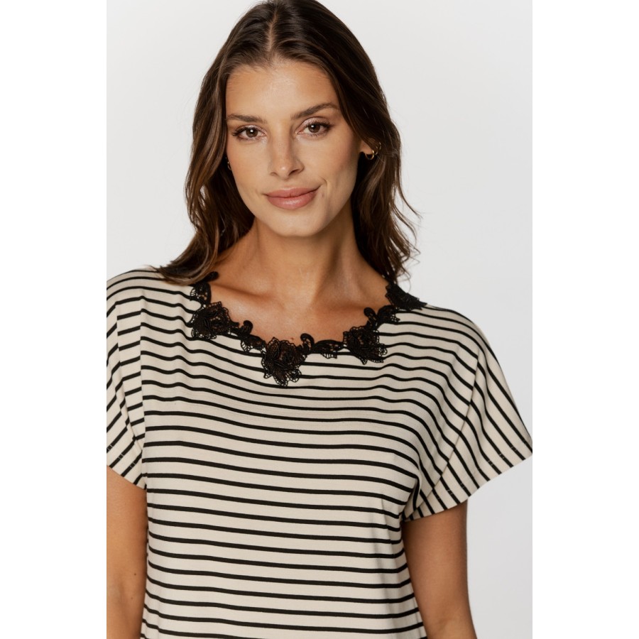 Camisón de rayas en color blanco con bordado en el cuello