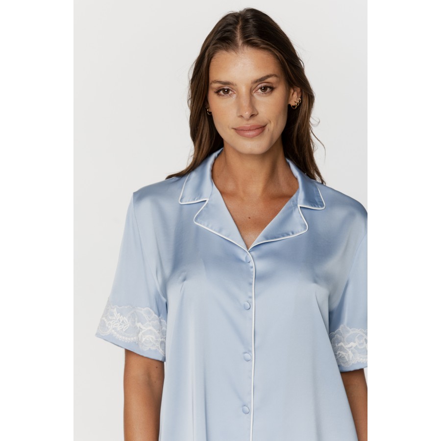 Pyjama-Set aus Satin und Spitze, bestehend aus kurzärmeligem Oberteil und Hose. 4 - www.coemi-lingerie.com 