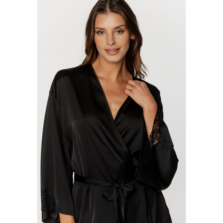 Ravissant petit déshabillé en satin, manches amples ourlées de dentelle Déshabillés - www.coemi-lingerie.com 