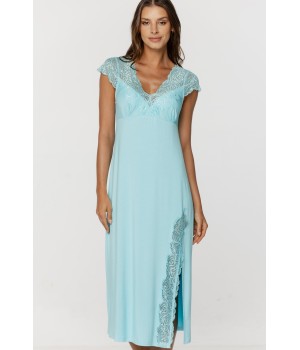 Detalle de la abertura lateral con bordado floral y lazada en camisón azul