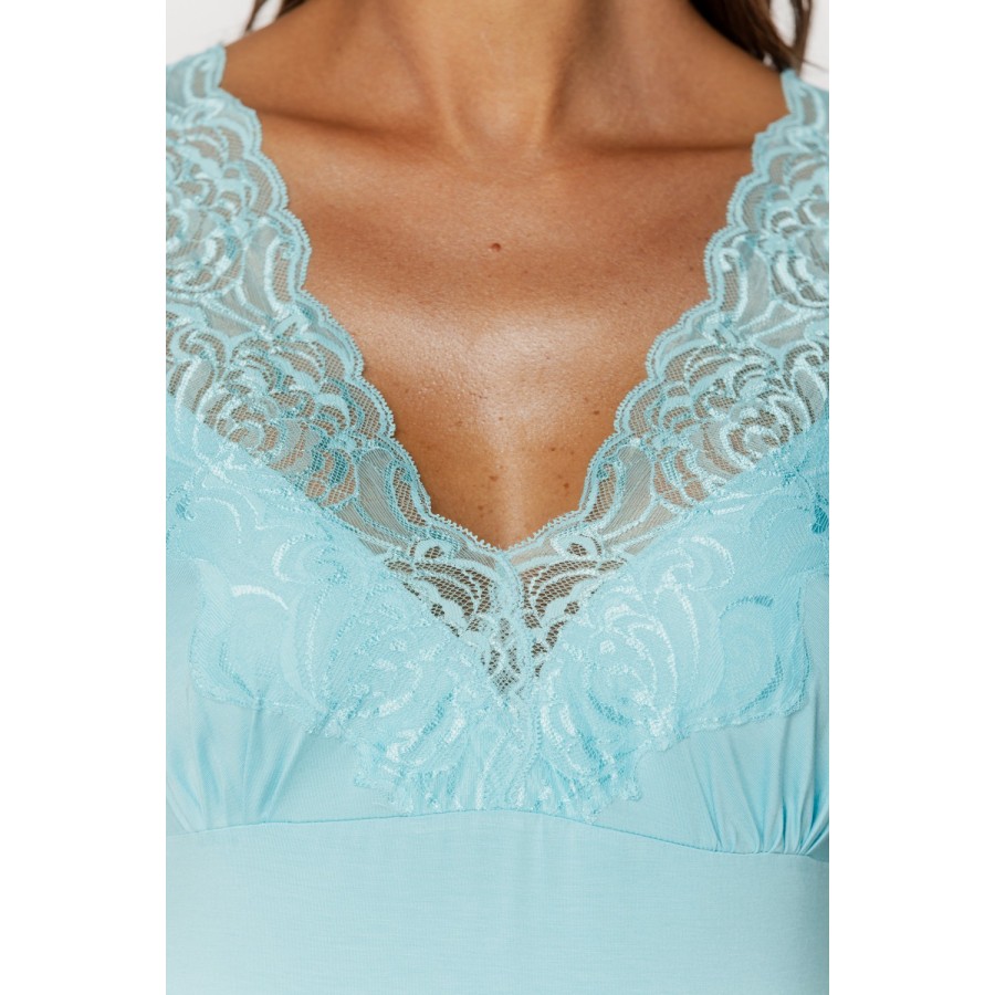 Manga corta de encaje floral cubriendo el busto del camisón microModal azul