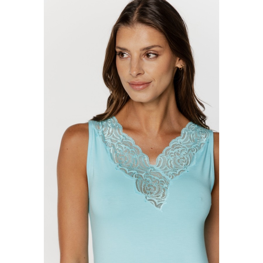Camisón azul de micromodal visto de espaldas