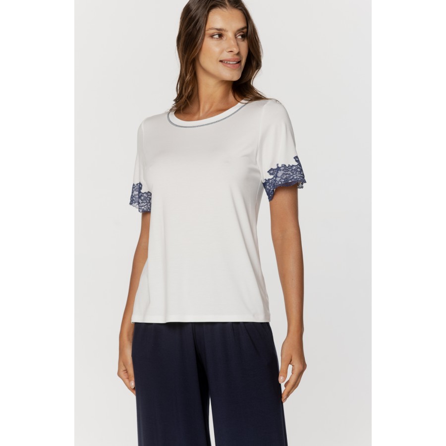 Ensemble pyjama en micromodal manches courtes ourlées de dentelle et pantalon long et fluide Pyjamas - www.coemi-lingerie.com 