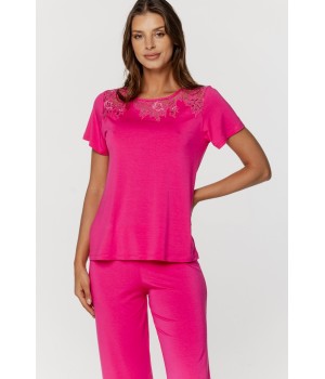 Vista de espalda del pijama rosa con bordado y manga corta