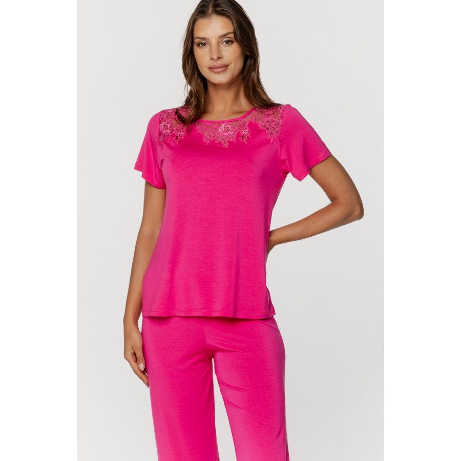 Vista de espalda del pijama rosa con bordado y manga corta