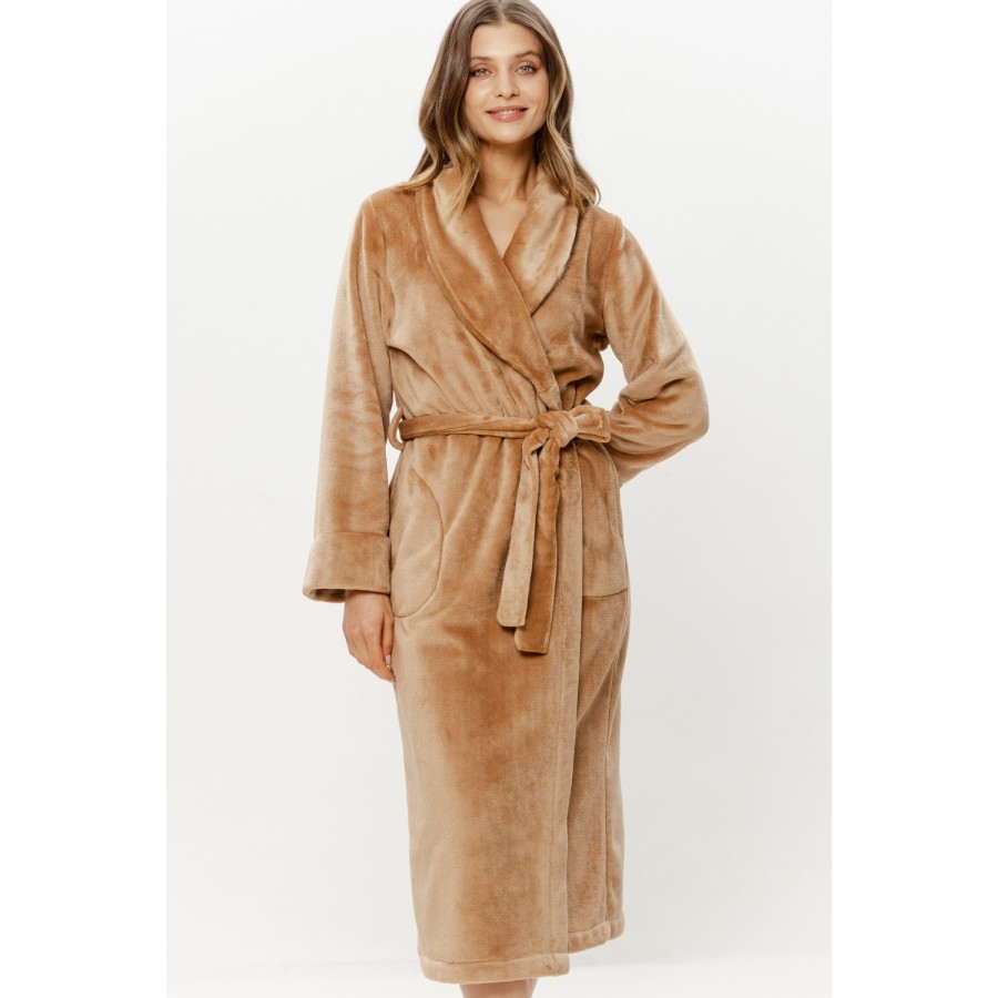 Détail du col châle enveloppant du peignoir maxi velours COEMI