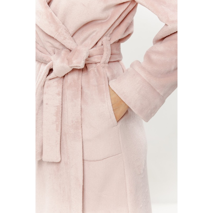 Détail ceinture nouée à la taille peignoir maxi velours COEMI