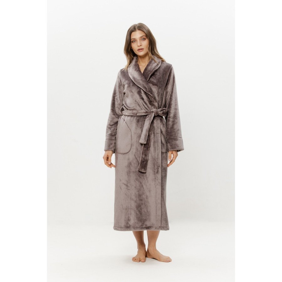 Side pocket depth demonstrated on velour robe Coemi