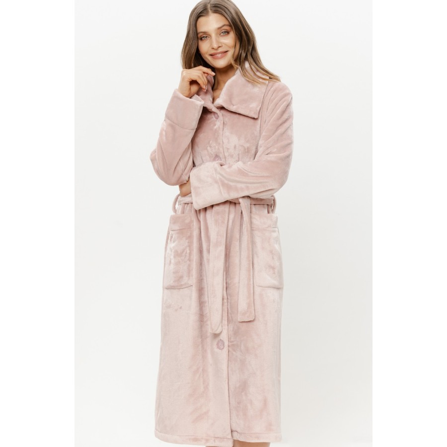 Peignoir velours ceinturé porté ouvert sur tenue nuit claire