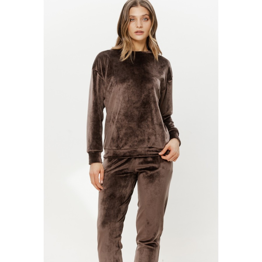 Seitenansicht Velours-Loungewear-Set am Model, entspannte Linienführung im Profil