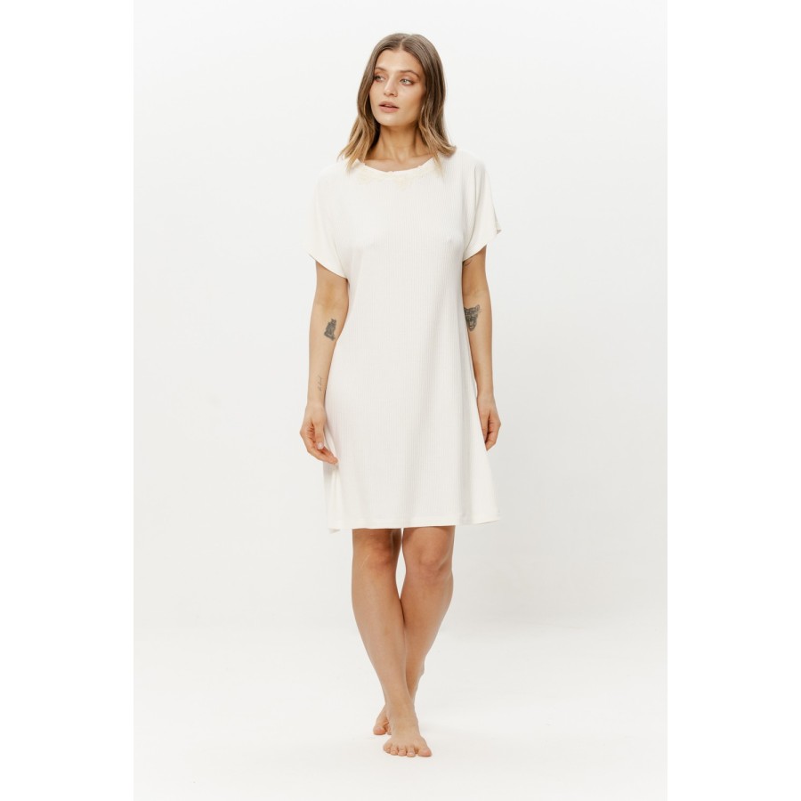Camisón largo de viscosa blanco con manga corta y cuello redondo ribeteado en encaje