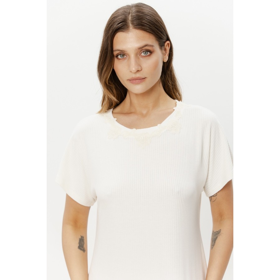 Espalda lisa de camisón largo de viscosa blanco con cuello redondo y encaje discreto