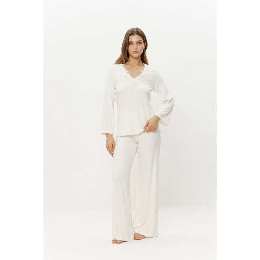 Ensemble pyjama viscose col V dentelle manches 3/4 porté par mannequin 175 cm en taille S