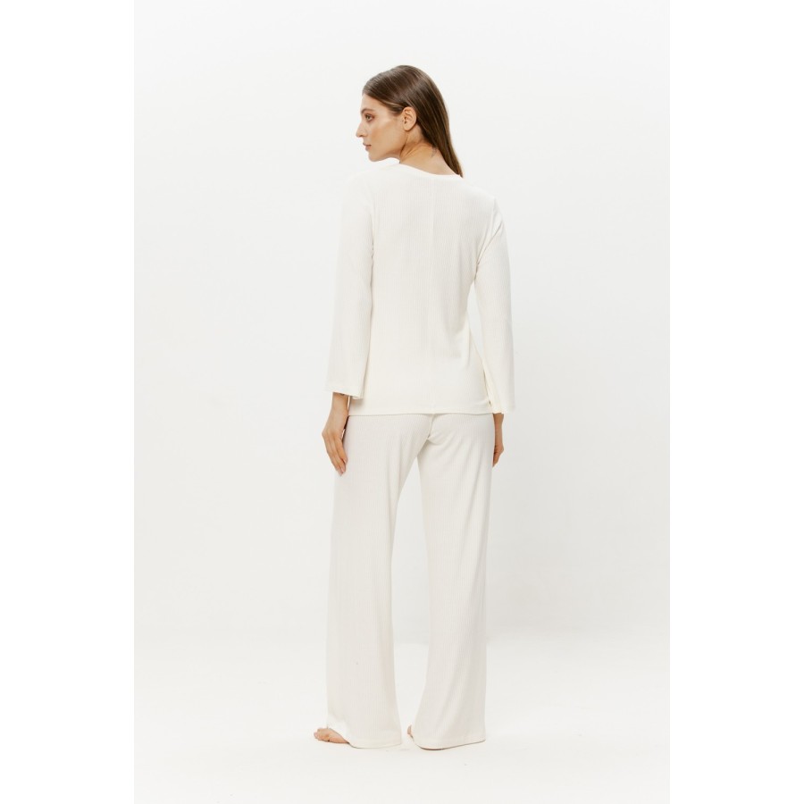 Gros plan col V bordé de dentelle fine sur tee-shirt pyjama viscose