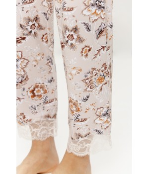 Ensemble pyjama micromodal porté de trois-quarts, pantalon droit ourlé de dentelle visible