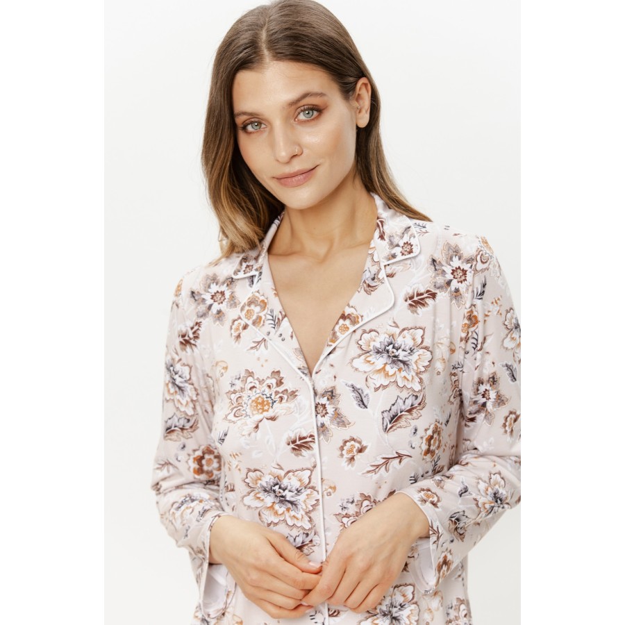 Gros plan sur l'imprimé fleuri de la chemise de nuit micromodal manches longues