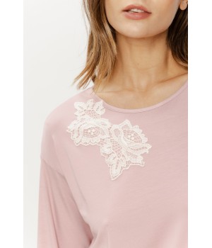 Gros plan sur la texture fluide de la chemise de nuit en viscose et sa dentelle
