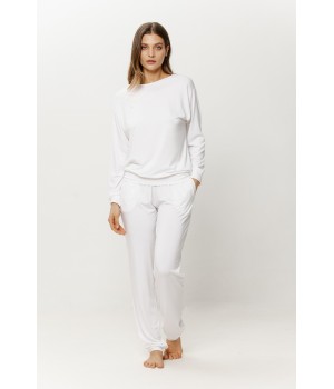 Ensemble pyjama micromodal porté mannequin allure décontractée