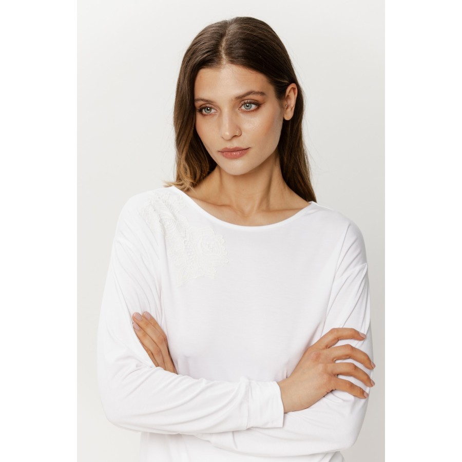 Zweiteiliges Micromodal-Pyjama-Set mit Spitze, liegend arrangiert