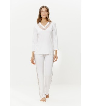 Pyjama-Set aus Micromodal, Oberteil mit 3/4-Ärmeln und Spitzenbesatz am Ausschnitt sowie an der Hose.