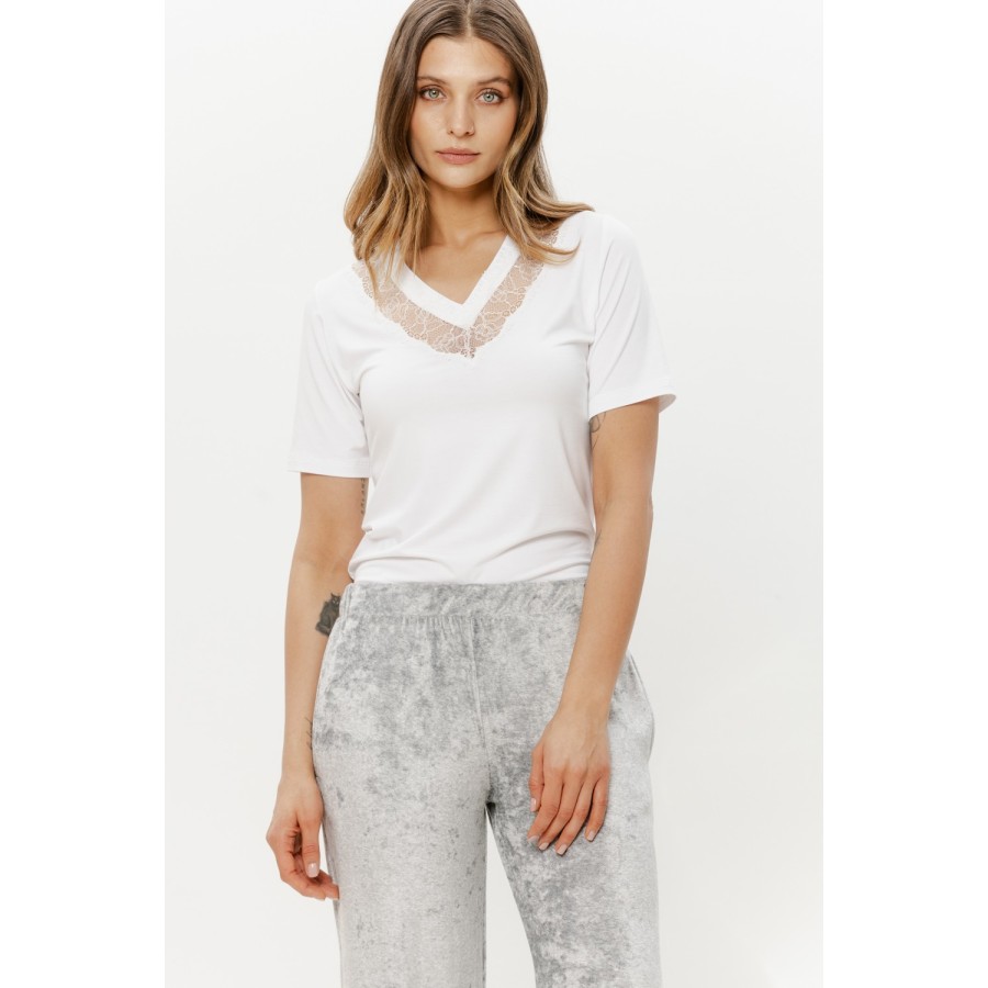 Camiseta de micromodal blanca con cuello en V y ribete de encaje vista frontal