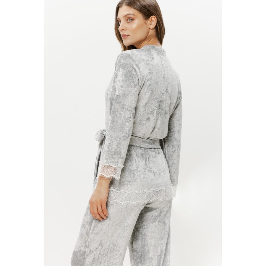 Detailansicht Spitzenbesatz am Ärmelabschluss Strickjacke Grau