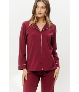 Vue de dos de l'ensemble pyjama rouge, pantalon ample et droit