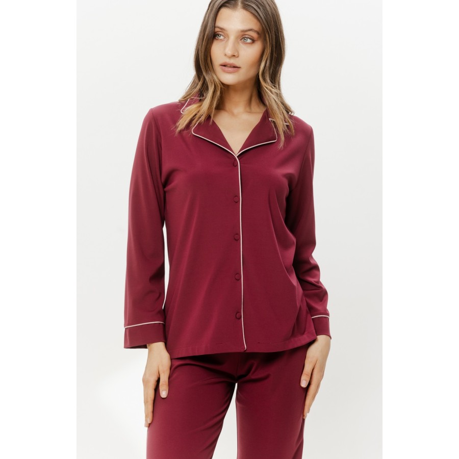 Vue de dos de l'ensemble pyjama rouge, pantalon ample et droit