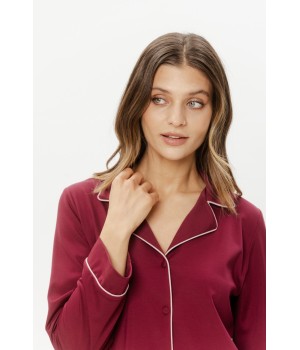 Gros plan sur le tissu rayonne et nylon de l'ensemble pyjama rouge