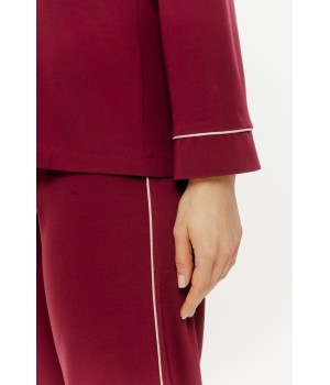 Ensemble pyjama gris en rayonne nylon, porté debout de face