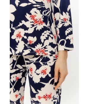 Nahaufnahme Viskose-Gewebe Pyjama Blumenmuster schwarz-rot fließender Fall