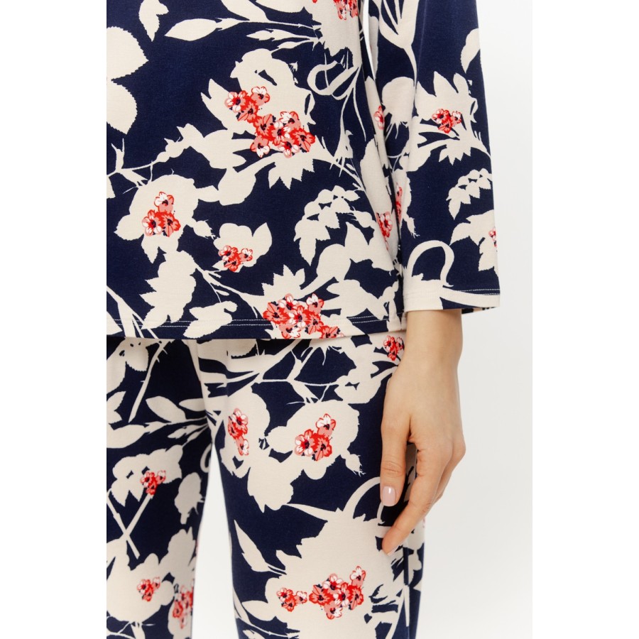 Nahaufnahme Viskose-Gewebe Pyjama Blumenmuster schwarz-rot fließender Fall