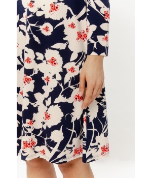 Gros plan sur l'encolure ronde et l'imprimé floral blanc et rouge de la chemise