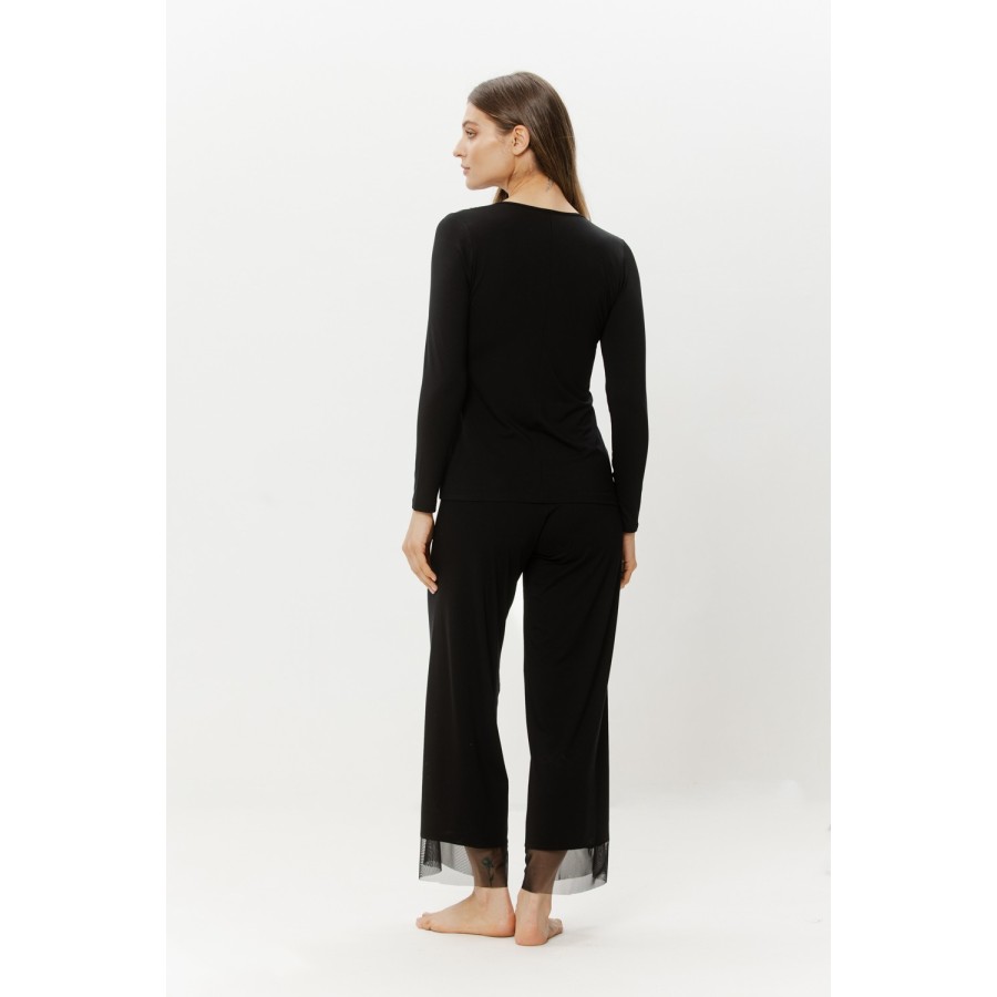 Détail du buste en dentelle et tulle de l'ensemble pyjama micromodal noir