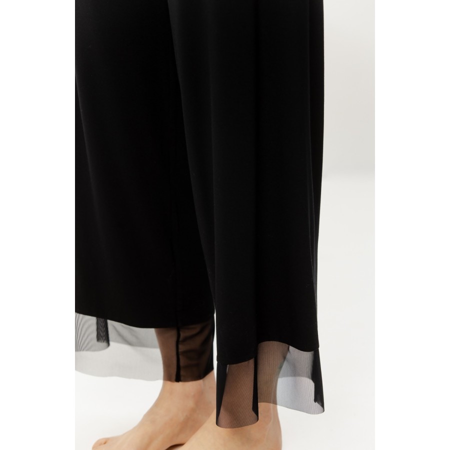 Rückenansicht des schwarzen Pyjama-Sets aus Micromodal