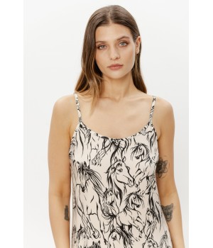 Perfil del camisón ajustado con caída fluida hasta la rodilla