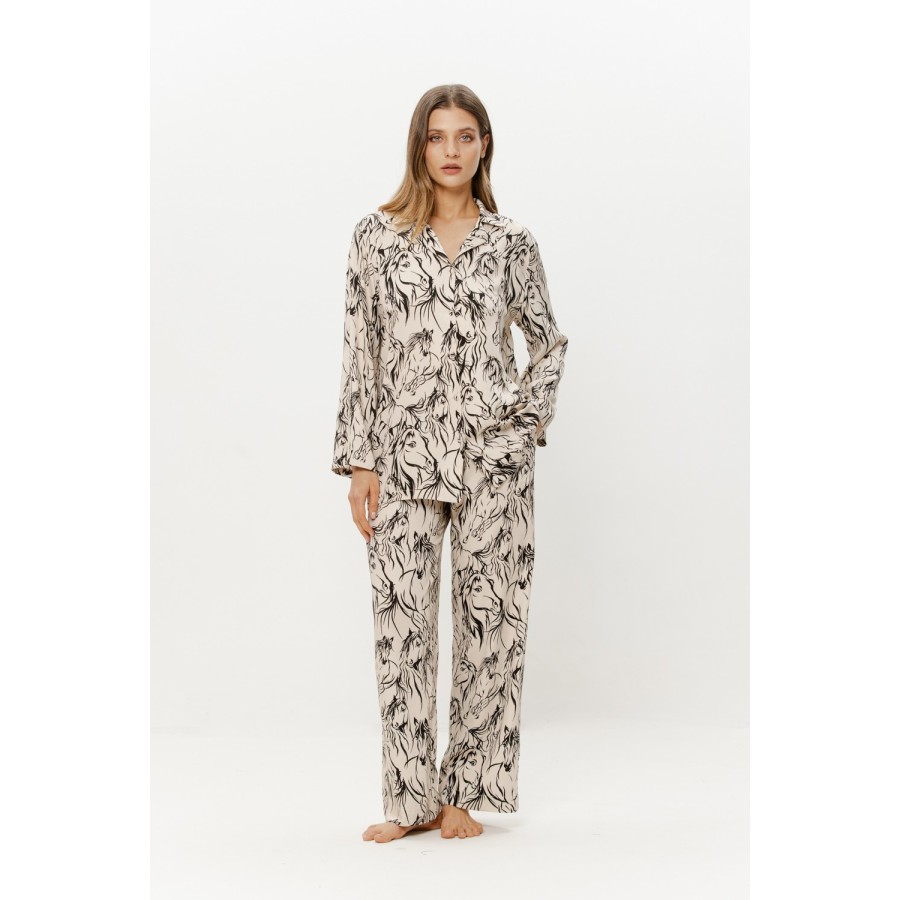 Pyjama viscose motif cheval, chemise manches longues et pantalon fluide, porté en taille S