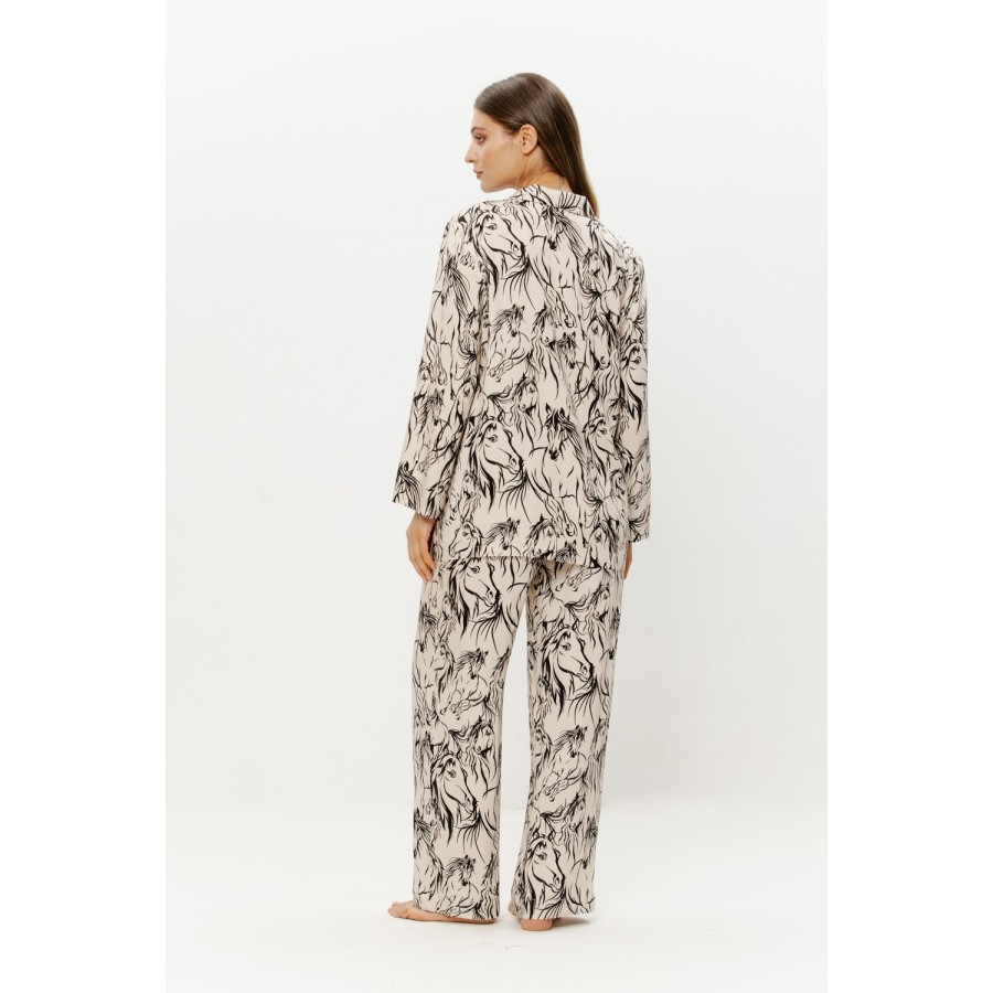 Détail du motif cheval sur la chemise du pyjama viscose blanc