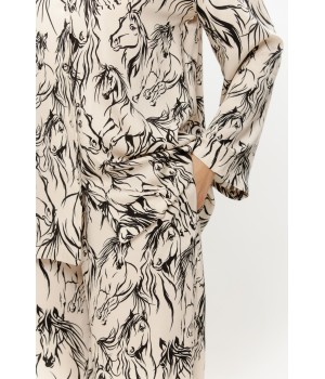 Gros plan tissu viscose soyeux, col chemise boutonné, manche longue