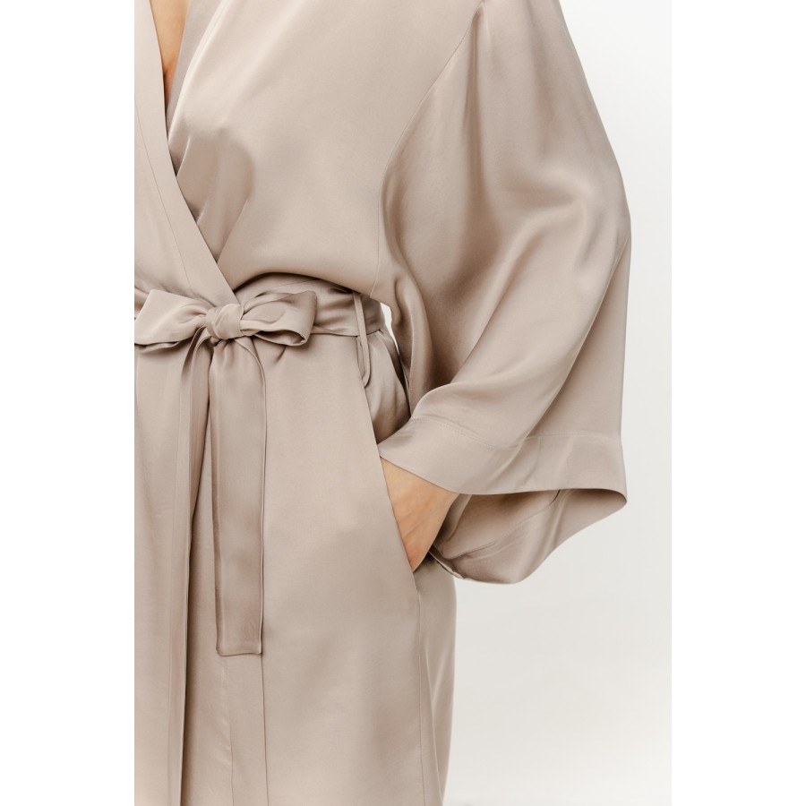Bata corta beige mangas 3/4 sobre camisón combinado