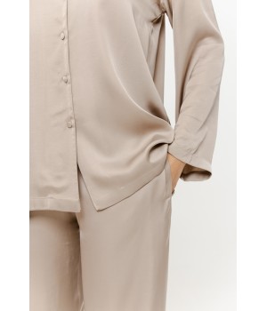 Modèle portant la chemise et le pantalon ample beige Coemi