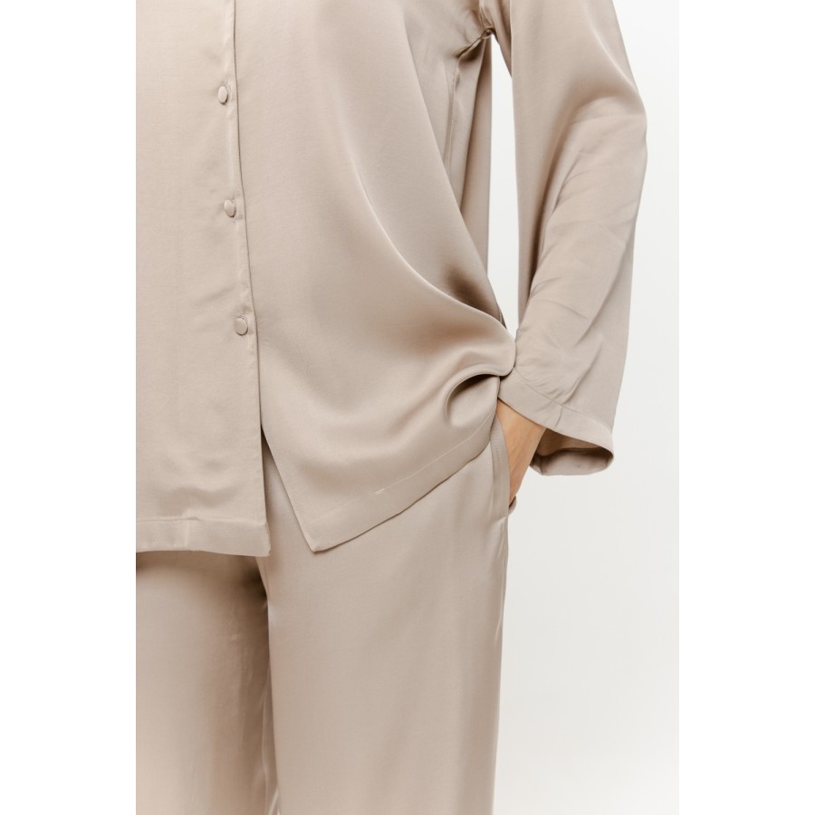 Model trägt Pyjama-Set Langarm weit Beige